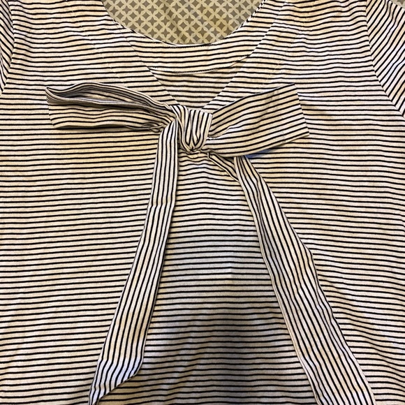 Black white stripe top with bow in back - Picture 1 of 3